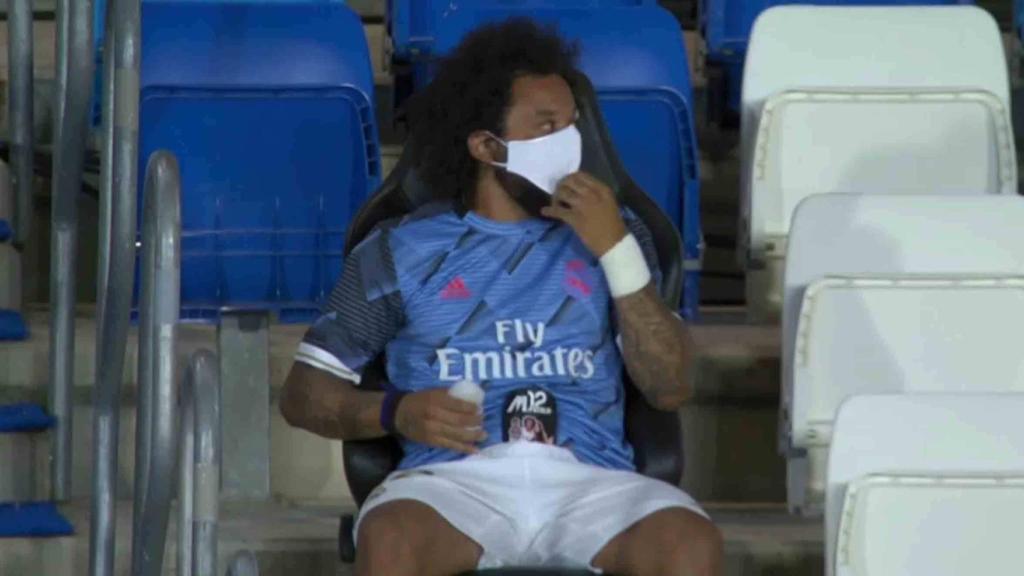 Marcelo, en la grada del Di Stéfano, con una mascarilla blanca