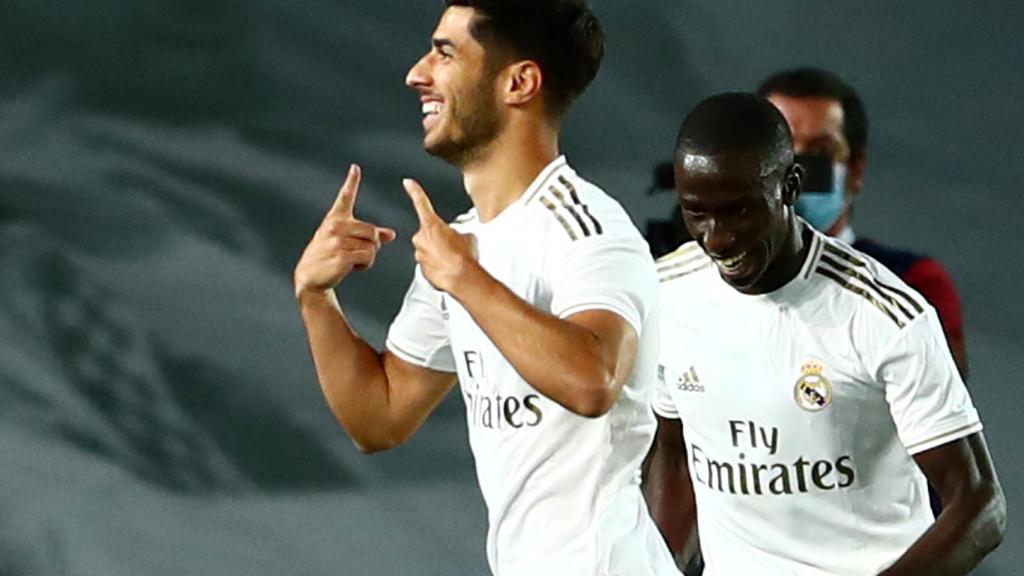 Marco Asensio celebra su gol al Valencia