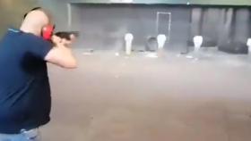 El tirador disparando a miembros del Gobierno en el vídeo.