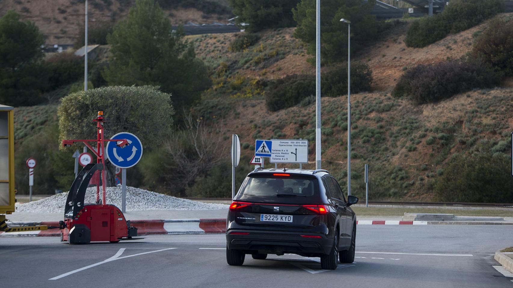 Uno de los vehículos autónomos de Seat transportando una carga por el exterior de la factoría.