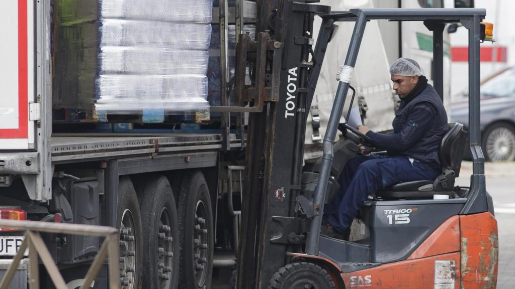 Un hombre trabaja en el Polígono Industrial de Vallecas.