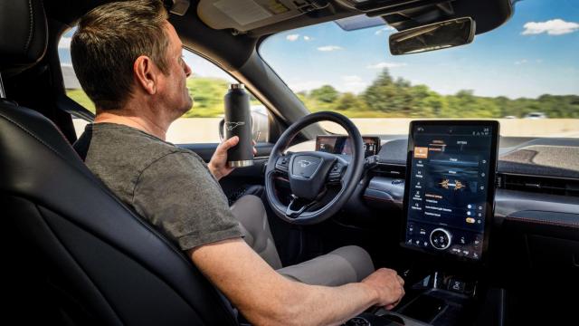 El conductor de algunos modelos Ford podrá circular sin manos en EEUU.