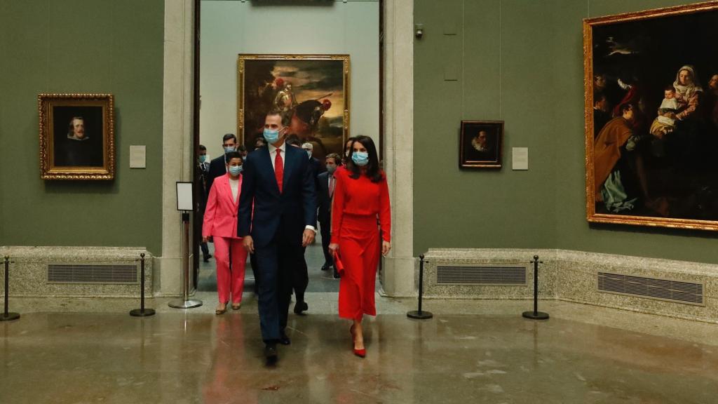 Entrada de los reyes en la sala presidida por 'las meninas' de Velázquez.