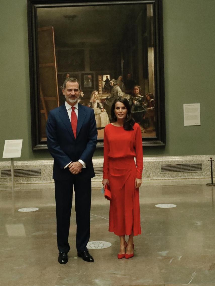 La Reina optó por un 'total look' en rojo, complementos incluidos, a juego con la corbata del Rey.