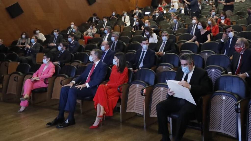 Letizia escogió un vestido cómodo pero muy vistoso para la cita en el museo que sabía que se iba a alargar.