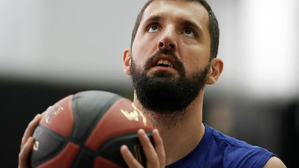 Nikola Mirotic, calentando antes de un partido de la fase final de la Liga Endesa