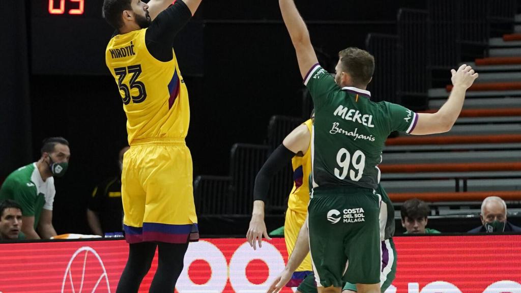 Nikola Mirotic, en un lanzamiento delante de Gal Mekel durante el Unicaja - Barcelona