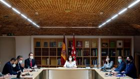 Isabel Díaz Ayuso al frente de la reunión del Consejo de Gobierno Extraordinario.