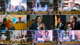 De izda. a dcha. Antonio Garamendi, presidente de CEOE junto a Rafael del Pino, presidente de Ferrovial; Garamendi y José Bogas, presidente de Endesa; Simón Pedro Barceló, presidente de Barceló Hoteles (en la pantalla); Ignacio Garralda, presidente de Mutua Madrileña; Manuel Manrique, presidente de Sacyr; Luis Gallego, presidente de Iberia; Fátima Báñez, miembro del patronato de la Fundación CEOE; Manuel Carballeda, presidente de la Fundación ONCE e Isidre Fainé, presidente de la Fundación Bancaria La Caixa; Ana Botín, presidenta del Santander y Jordi Gual, presidente de La Caixa.