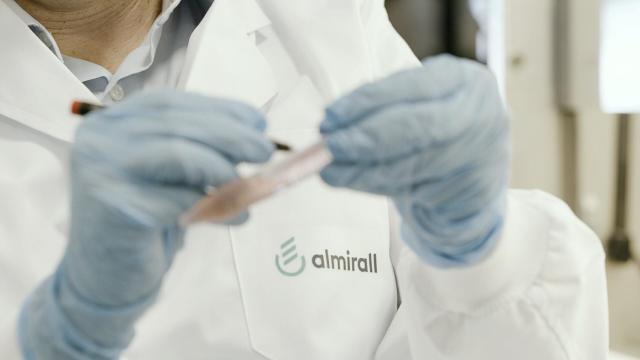 Un empleado de Almirall en sus instalaciones de investigación.