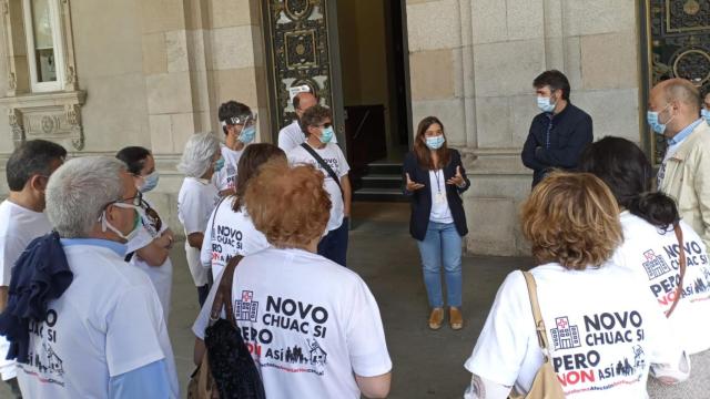 La alcaldesa hablando con los afectados del CHUAC.