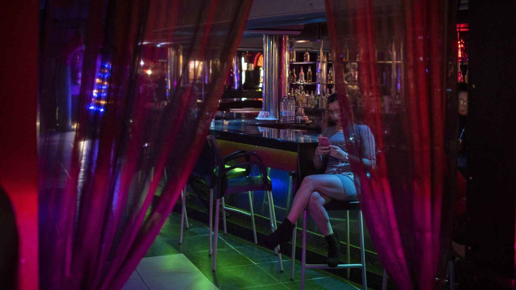 Una prostituta espera clientes en un club de alterne sin especificar de Castilla La Mancha.