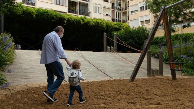 Una niña y su abuelo vuelven al parque.