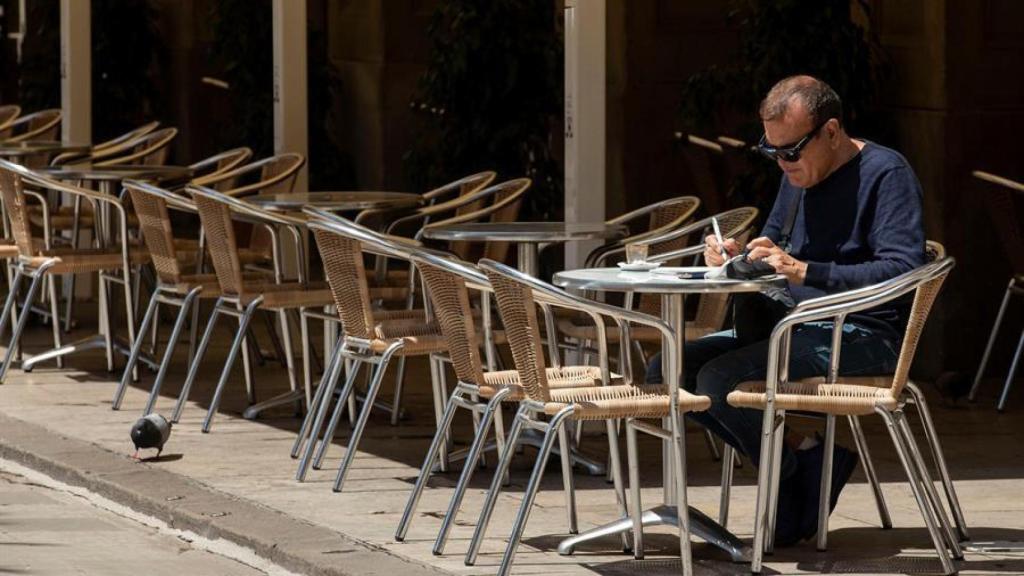 Un hombre en una terraza.