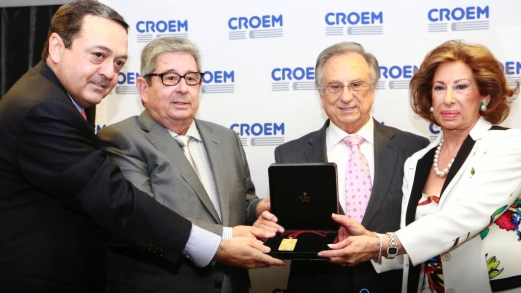 José María Albarracín (Croem), entregand la Medalla de Oro a Grupo Fuertes a José, Tomás y Juana.