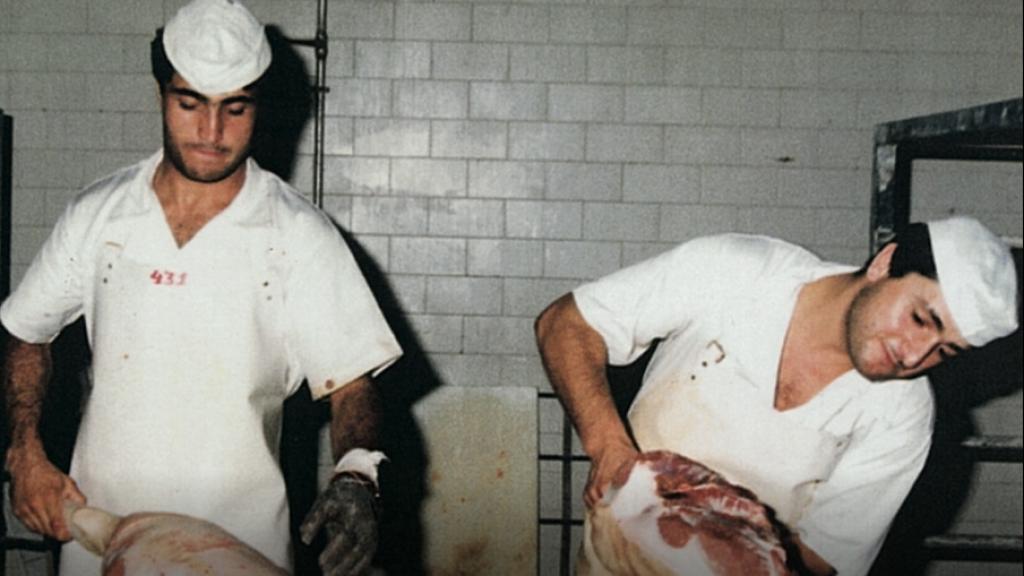 Dos empleados de  ElPozo Alimentación preparando jamón.