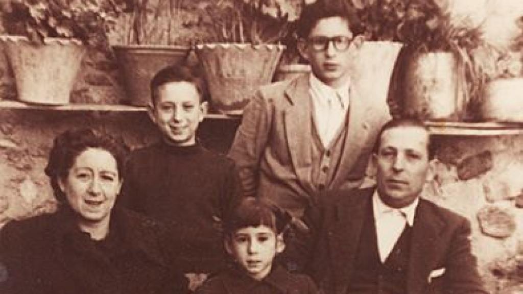 Los tres hermanos Juana (c), Tomás (1i) y José (1d) posando con sus padres Piedad y Antonio.