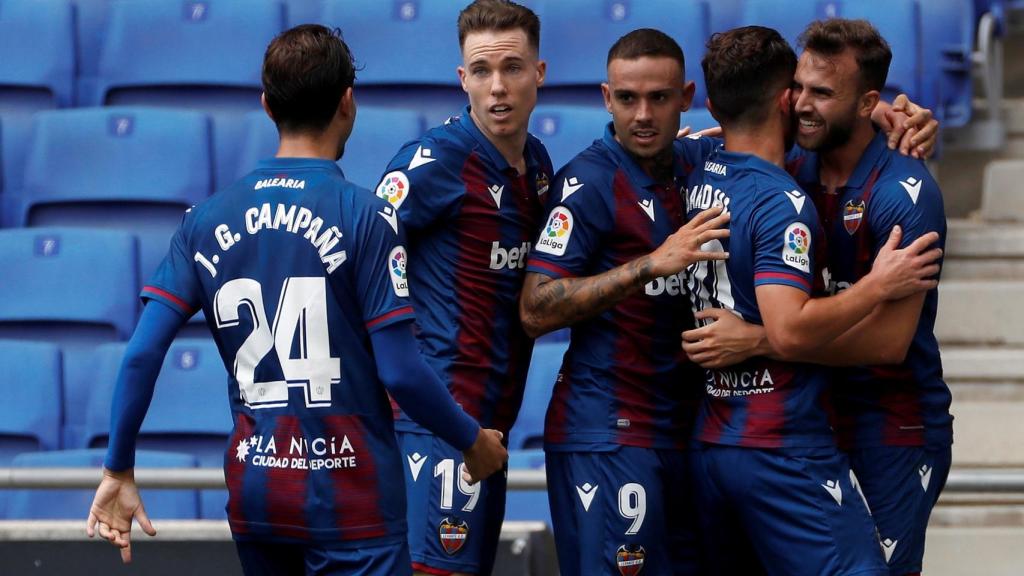 El Levante celebra un gol en Cornellá