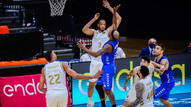 Thad McFadden anota ante la defensa blanca en el partido entre San Pablo Burgos y Real Madrid.