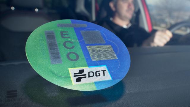 La etiqueta ECO de la DGT se concede a los híbridos, microhíbridos y coches de gas.