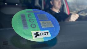 La etiqueta ECO de la DGT se concede a los híbridos, microhíbridos y coches de gas.