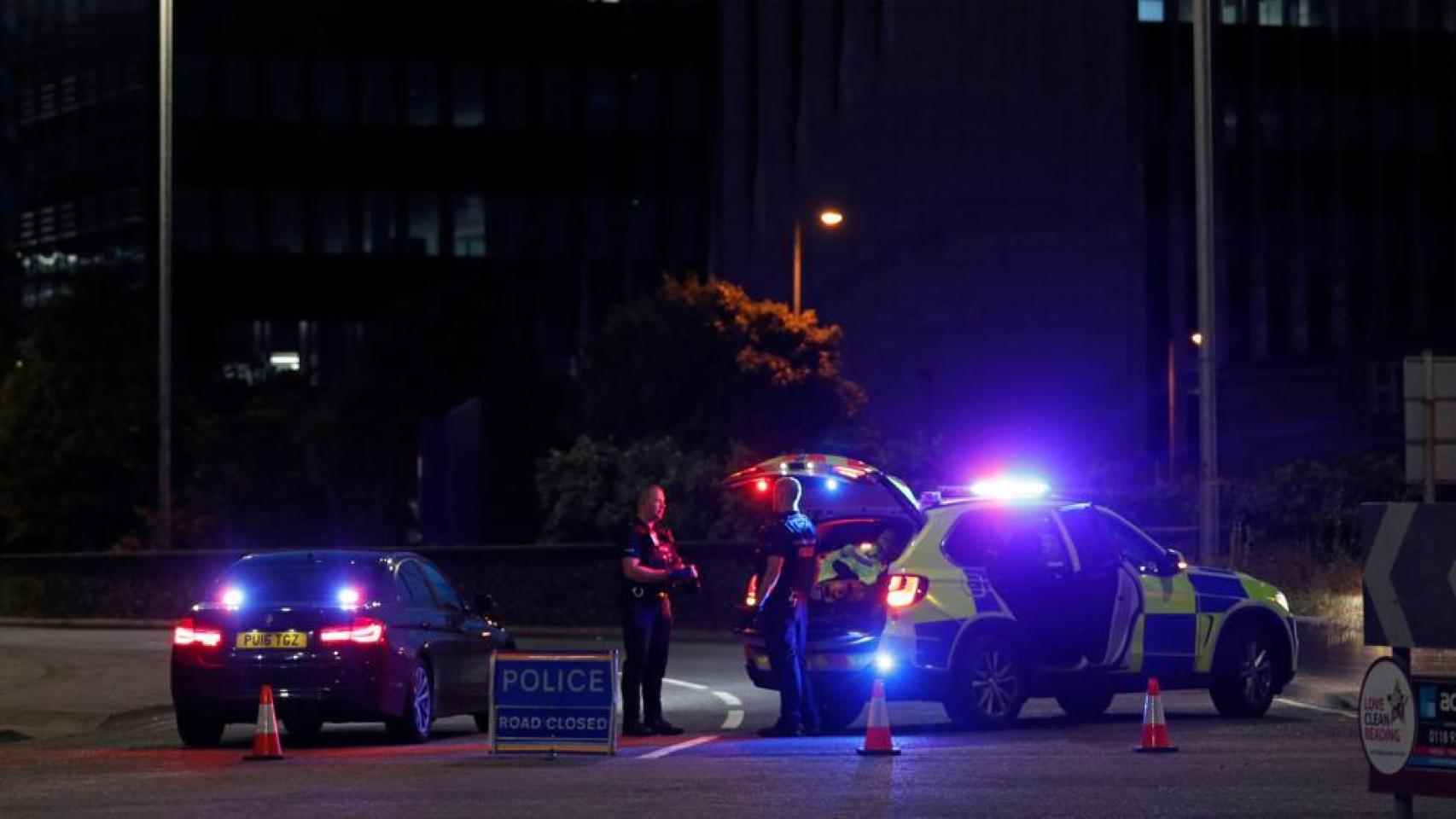 Agentes de policía en las inmediaciones de Forbury Gardens,  en Reading.