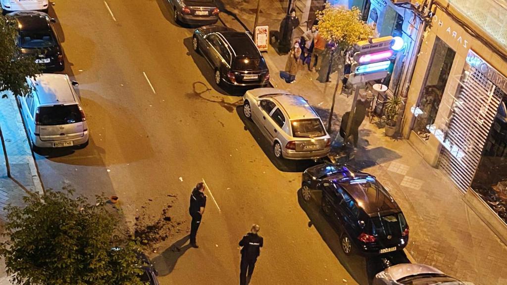 Lanzan macetas desde las ventanas contra un bar de la calle Padre Feijóo de A Coruña