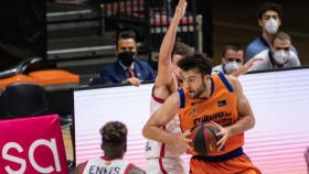 Mike Tobey ataca la canasta en el Valencia Basket - Casademont Zaragoza