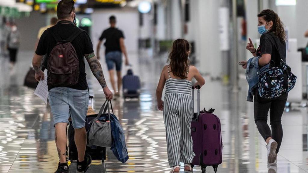 Una familia a su llegada al Aeropuerto de Palma de Mallorca.