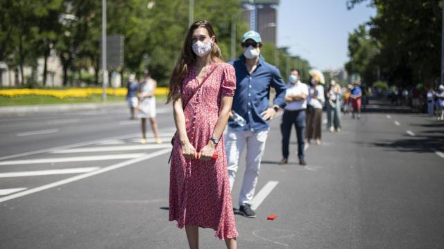 Un grupo de asistentes guardan la distancia de seguridad en el homenaje.