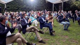 El presidente de la Xunta, Alberto Núñez Feijóo y el líder del PP, Pablo Casado, con miembros de partido en Galicia.