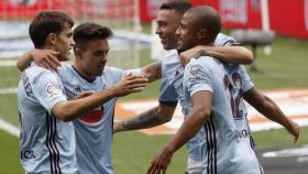 Rafinha celebra un gol con sus compañeros del Celta