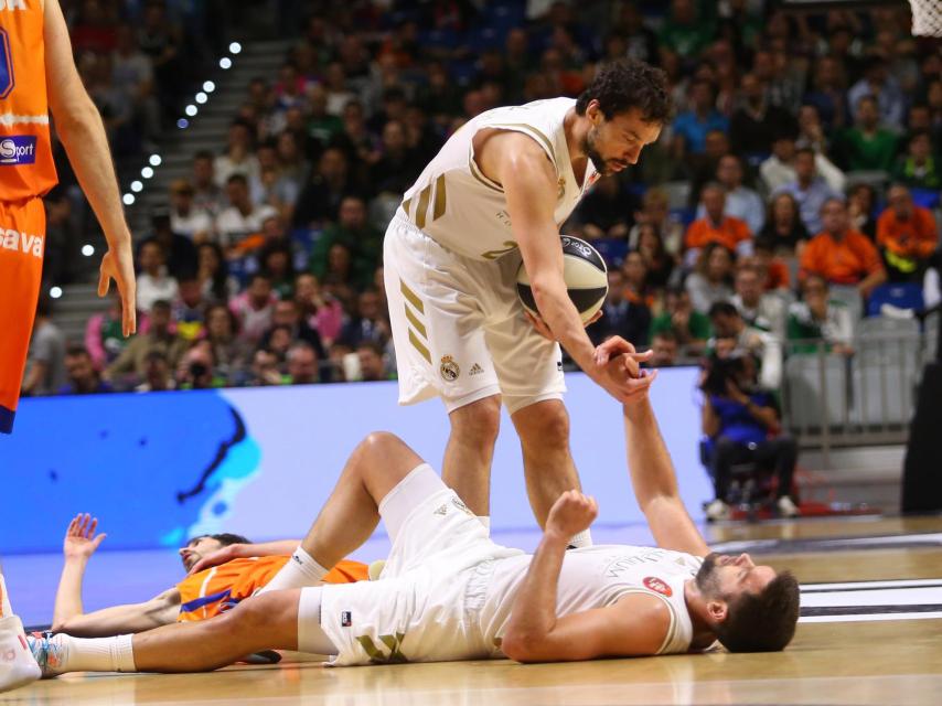 Llull ayuda a Campazzo a levantarse en un partido del Real Madrid