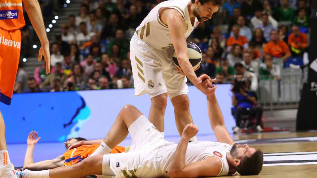 Llull ayuda a Campazzo a levantarse en un partido del Real Madrid