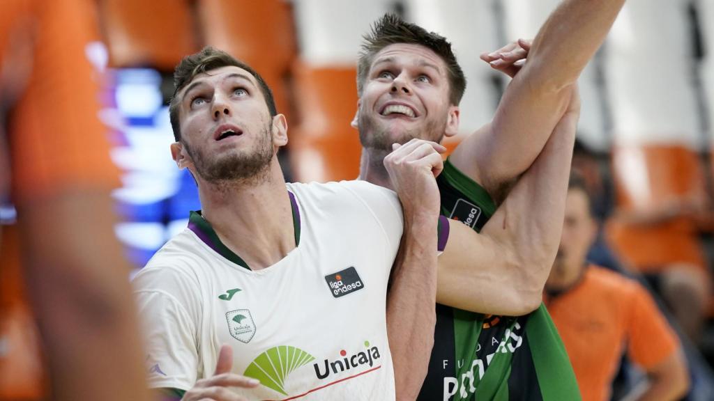 Pelea por el rebote en el Joventut - Unicaja