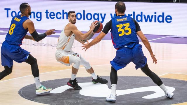 Hanga y Mirotic intentan robar un balón a Vildoza