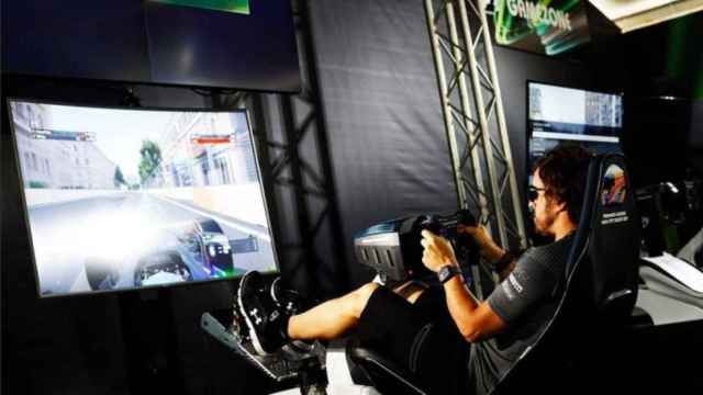 Fernando Alonso a los mandos de un simulador