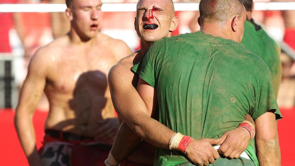 Jugador durante una edición del Calcio Storico Fiorentino con la cara destrozada