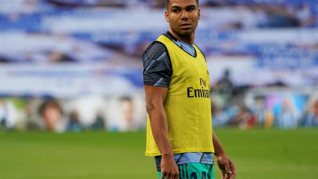 Casemiro calienta antes del partido frente a la Real Sociedad