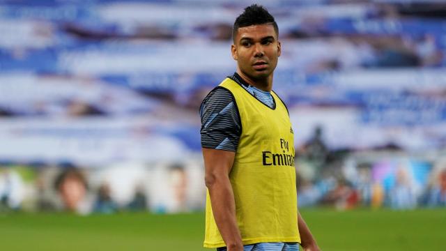 Casemiro calienta antes del partido frente a la Real Sociedad