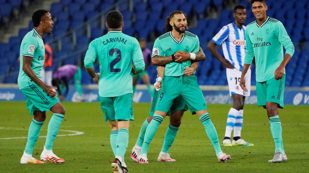 Los jugadores del Real Madrid celebran con Benzema su gol