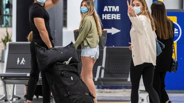 Un grupo de amigos a su llegada al Aeropuerto de Palma de Mallorca.