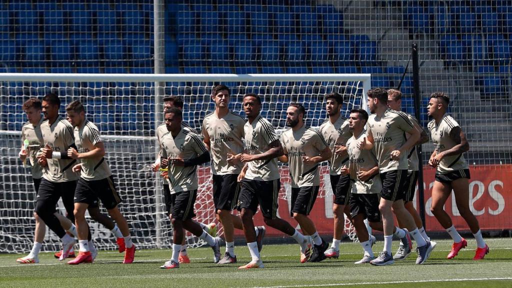 Titulares y suplentes hacen carrera contínua en el entrenamiento del Real Madrid de este lunes