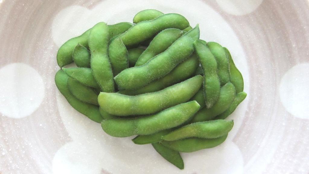 Un plato de edamame de soja.