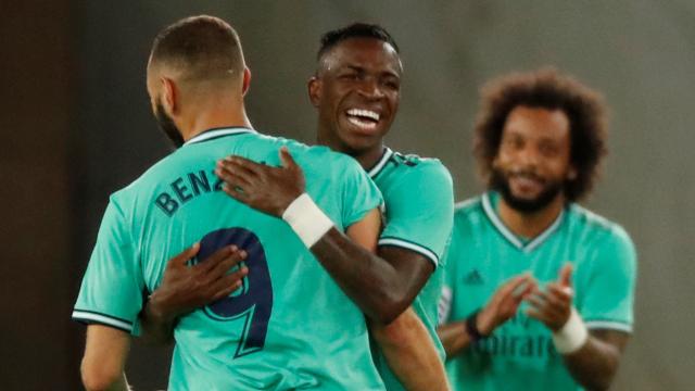 Benzema celebra un gol con Vinicius