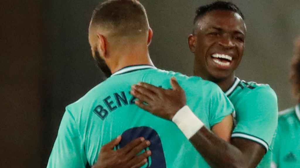 Benzema celebra un gol con Vinicius