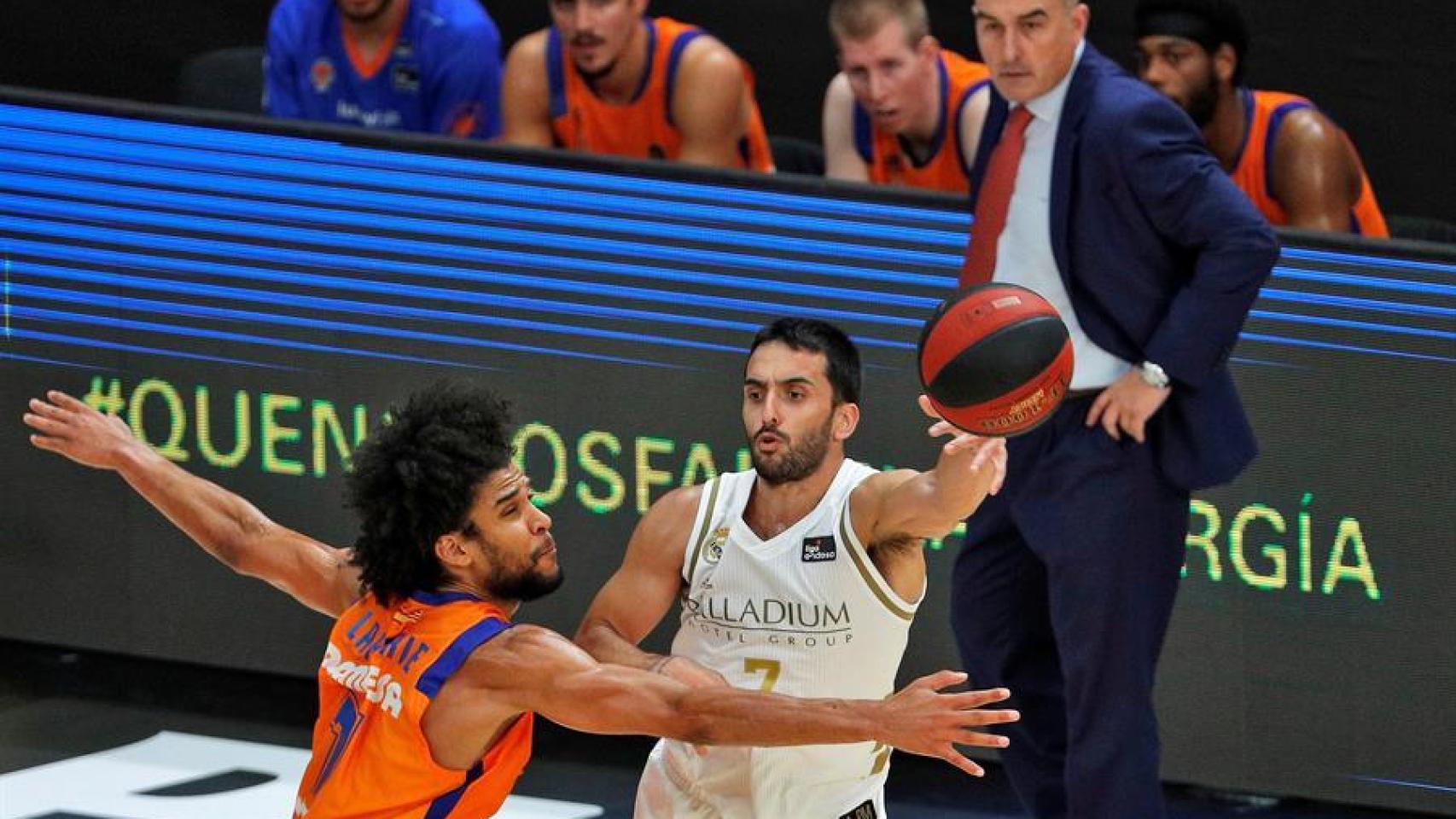 Facundo Campazzo ante Louis Labeyrie, en el Real Madrid - Valencia Basket de la fase final de la ACB