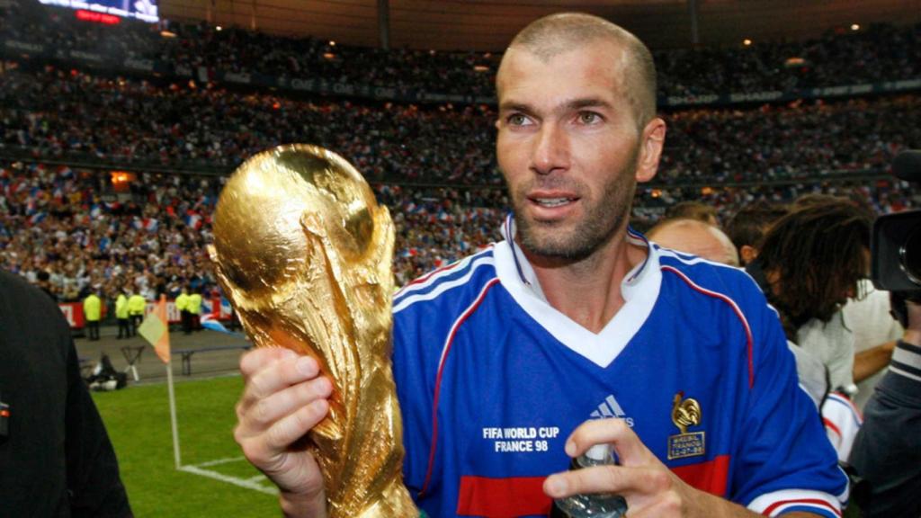 Zinedine Zidane, tras conquistar con la selección de Francia la Copa del Mundo en 1998