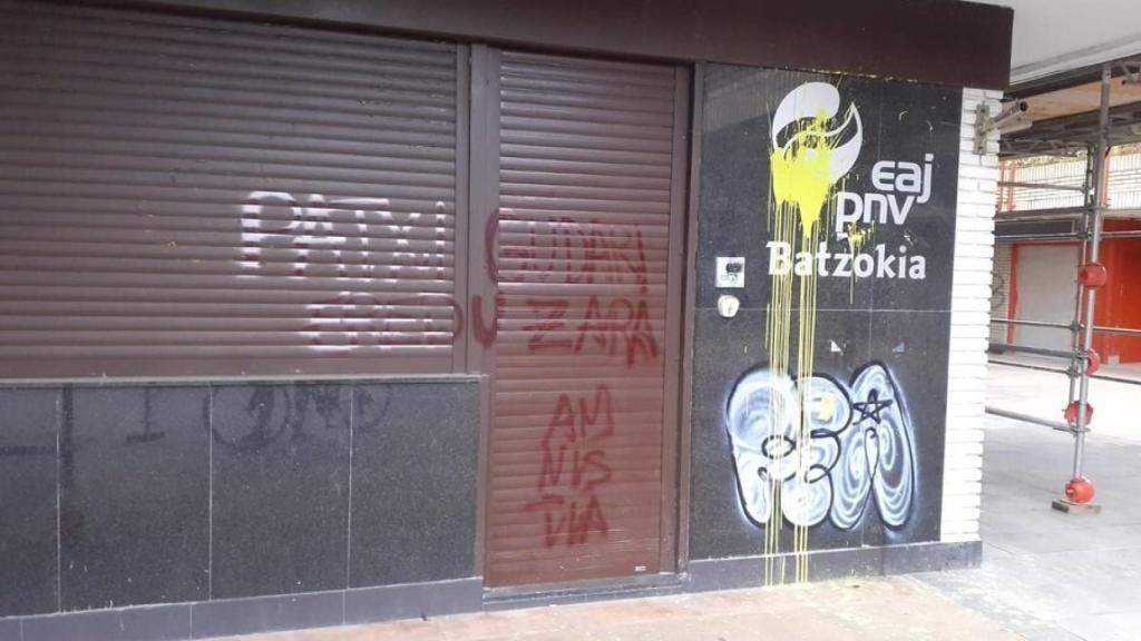 Pintadas a favor del preso de ETA Patxi Rui.