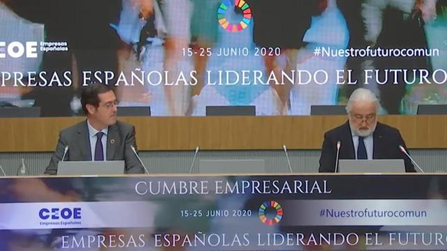 El presidente de la CEOE, Antonio Garamendi, presenta al presidente de Anged, Alfonso Merry del Val.